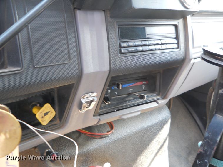 image for item DE4528 1998 Ford F800  oil distributor truck