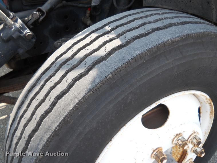 image for item DE4528 1998 Ford F800  oil distributor truck