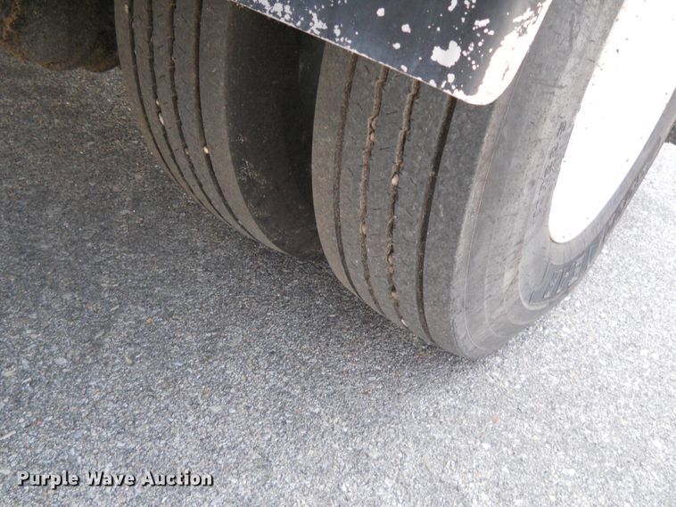 image for item DE4528 1998 Ford F800  oil distributor truck