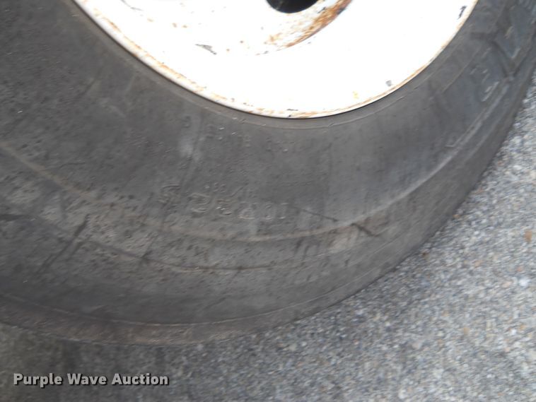 image for item DE4528 1998 Ford F800  oil distributor truck