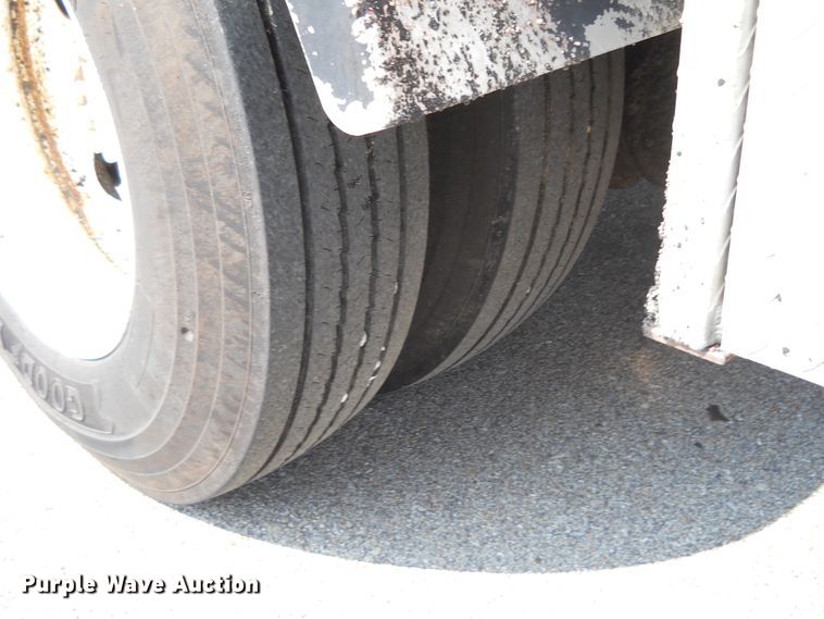 image for item DE4528 1998 Ford F800  oil distributor truck