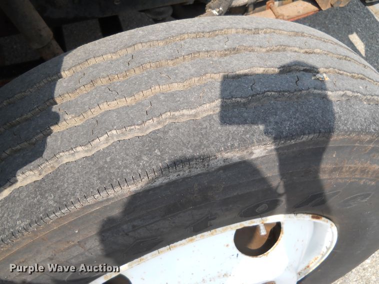 image for item DE4528 1998 Ford F800  oil distributor truck