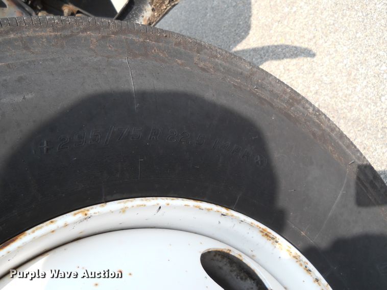 image for item DE4528 1998 Ford F800  oil distributor truck