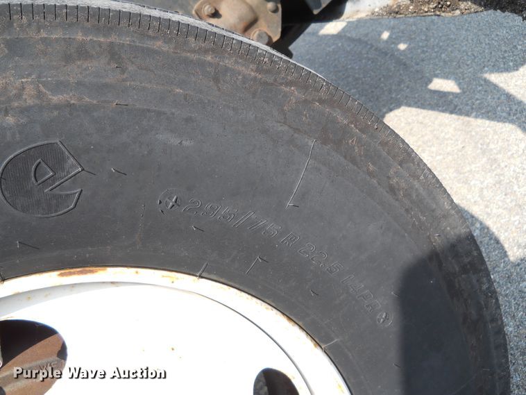 image for item DE4528 1998 Ford F800  oil distributor truck