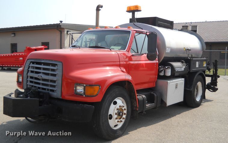 image for item DE4529 1998 Ford F800  oil distributor truck