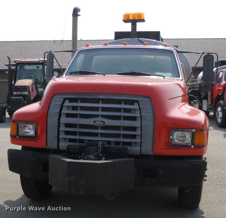 image for item DE4529 1998 Ford F800  oil distributor truck