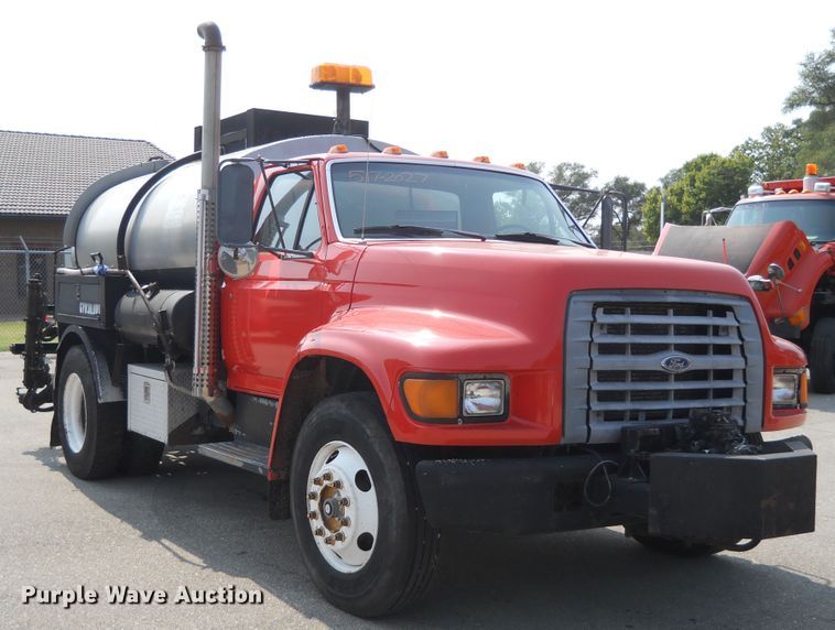 image for item DE4529 1998 Ford F800  oil distributor truck