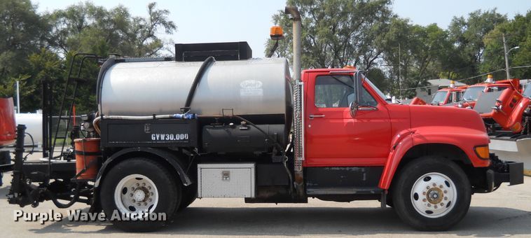 image for item DE4529 1998 Ford F800  oil distributor truck