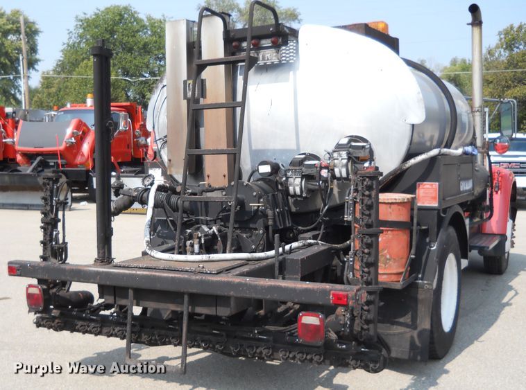 image for item DE4529 1998 Ford F800  oil distributor truck