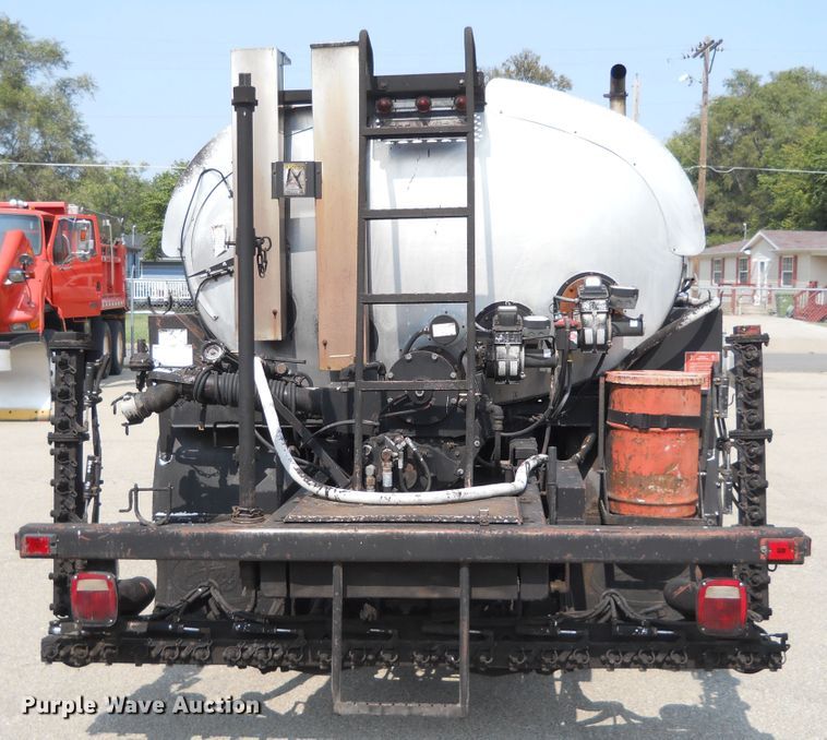 image for item DE4529 1998 Ford F800  oil distributor truck