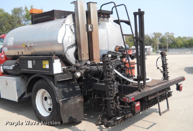 image for item DE4529 1998 Ford F800  oil distributor truck