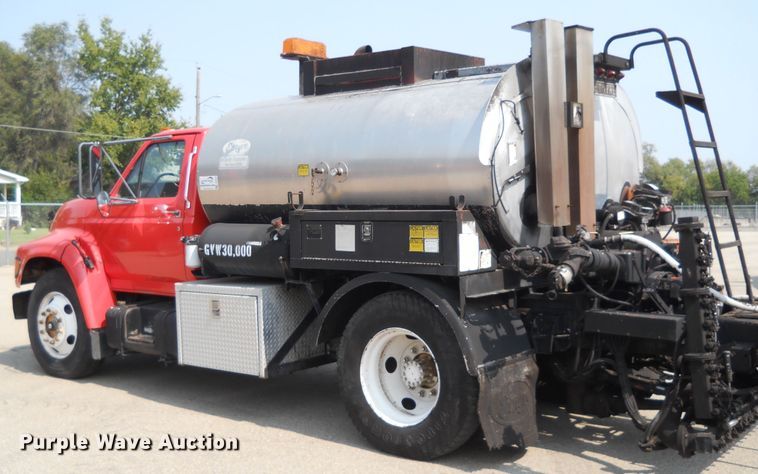 image for item DE4529 1998 Ford F800  oil distributor truck