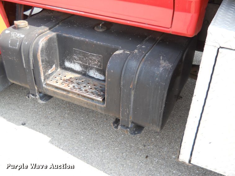 image for item DE4529 1998 Ford F800  oil distributor truck