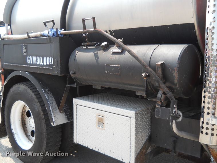 image for item DE4529 1998 Ford F800  oil distributor truck