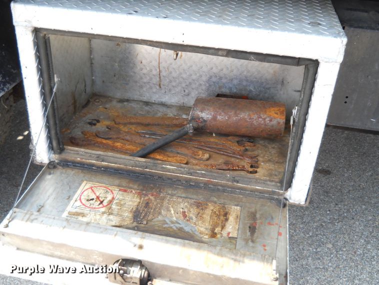 image for item DE4529 1998 Ford F800  oil distributor truck