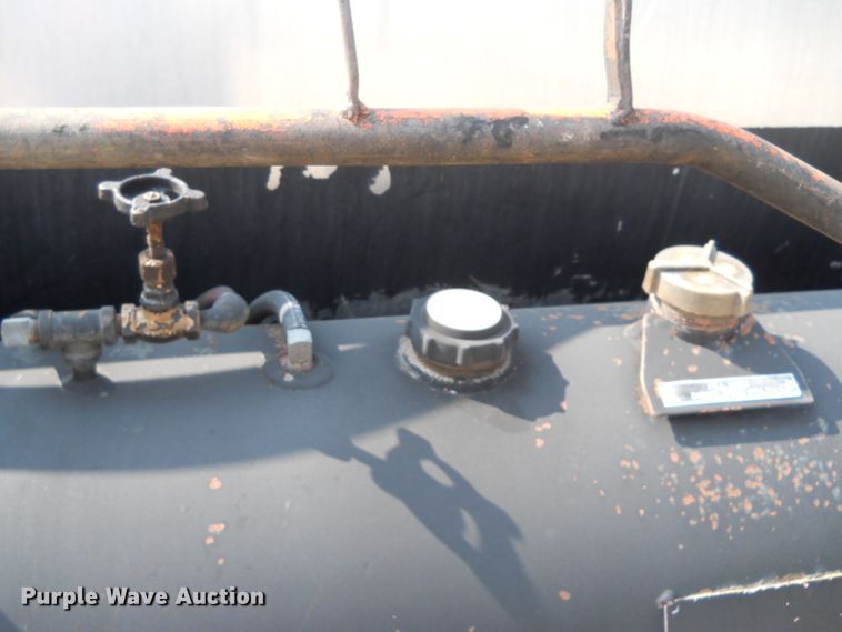 image for item DE4529 1998 Ford F800  oil distributor truck