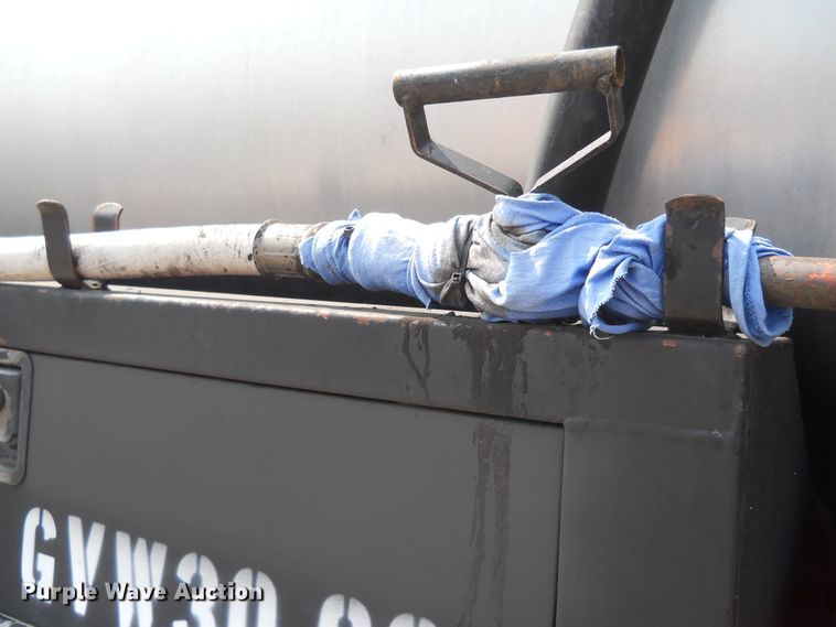 image for item DE4529 1998 Ford F800  oil distributor truck