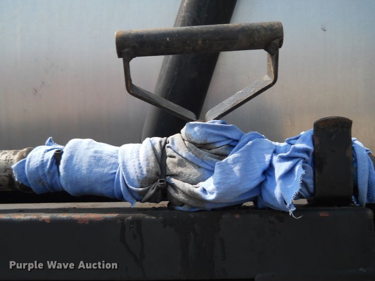 image for item DE4529 1998 Ford F800  oil distributor truck