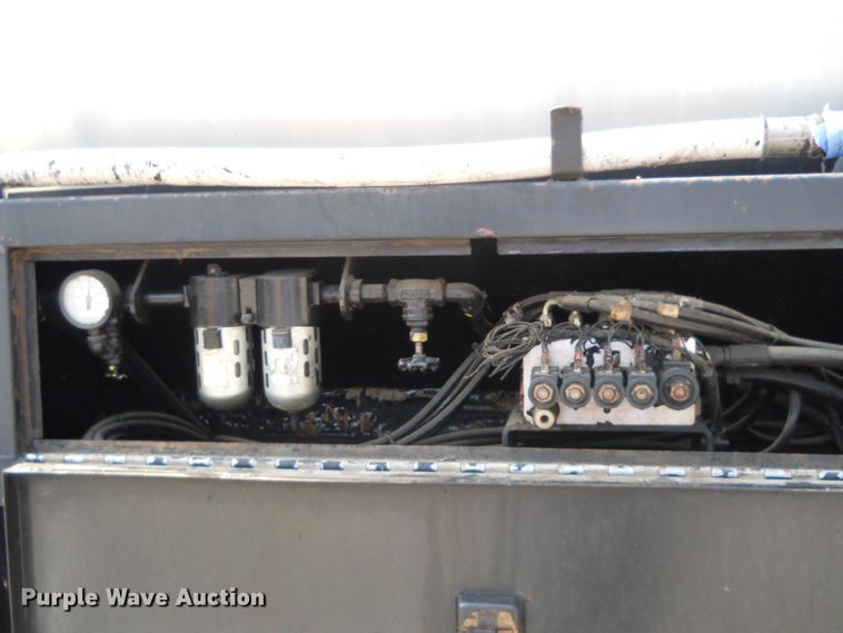 image for item DE4529 1998 Ford F800  oil distributor truck