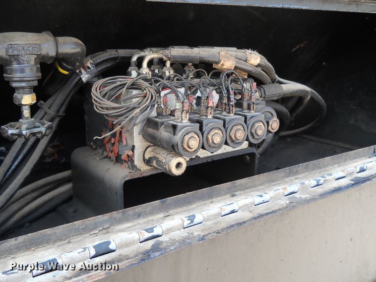 image for item DE4529 1998 Ford F800  oil distributor truck