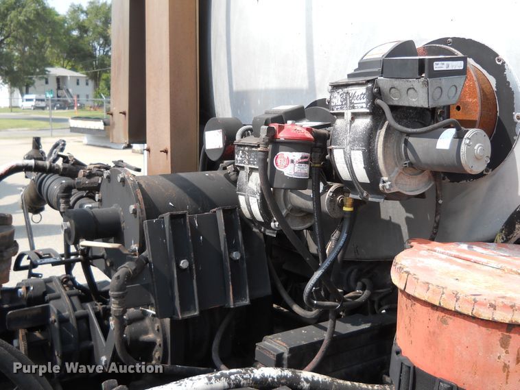 image for item DE4529 1998 Ford F800  oil distributor truck