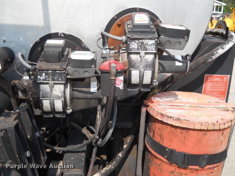 image for item DE4529 1998 Ford F800  oil distributor truck
