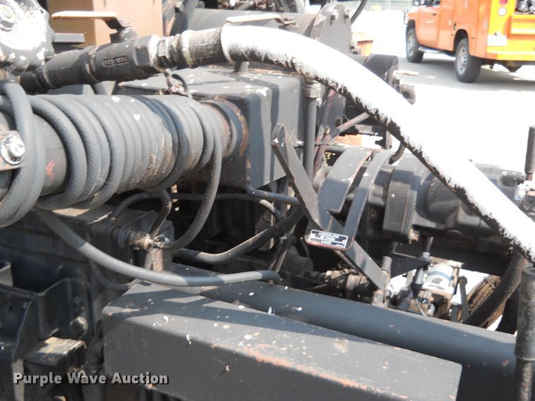 image for item DE4529 1998 Ford F800  oil distributor truck