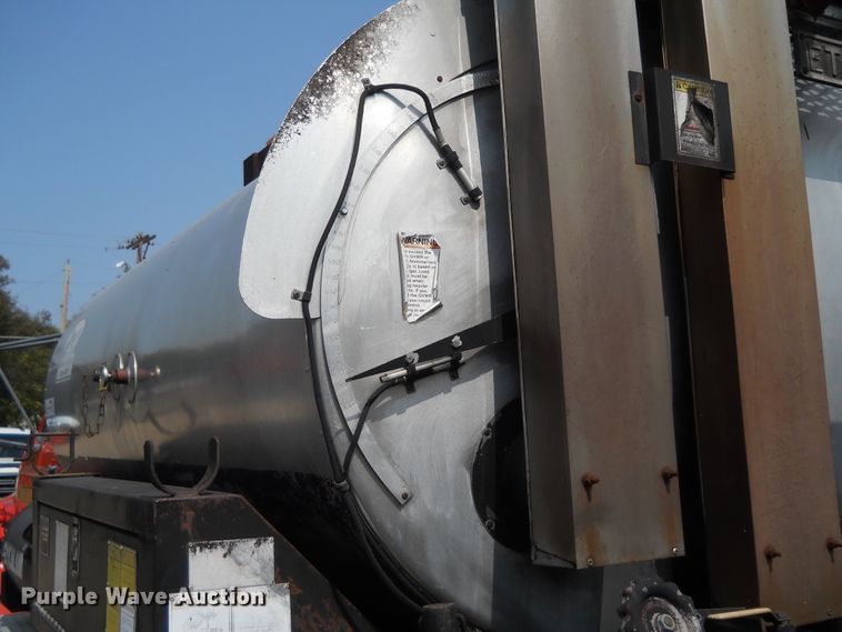 image for item DE4529 1998 Ford F800  oil distributor truck