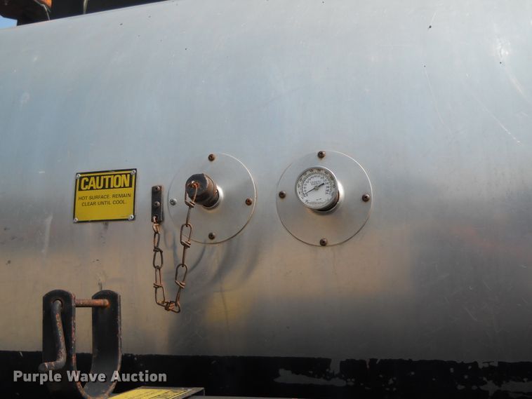 image for item DE4529 1998 Ford F800  oil distributor truck