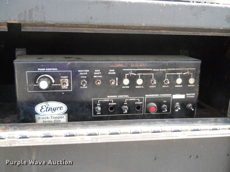 image for item DE4529 1998 Ford F800  oil distributor truck