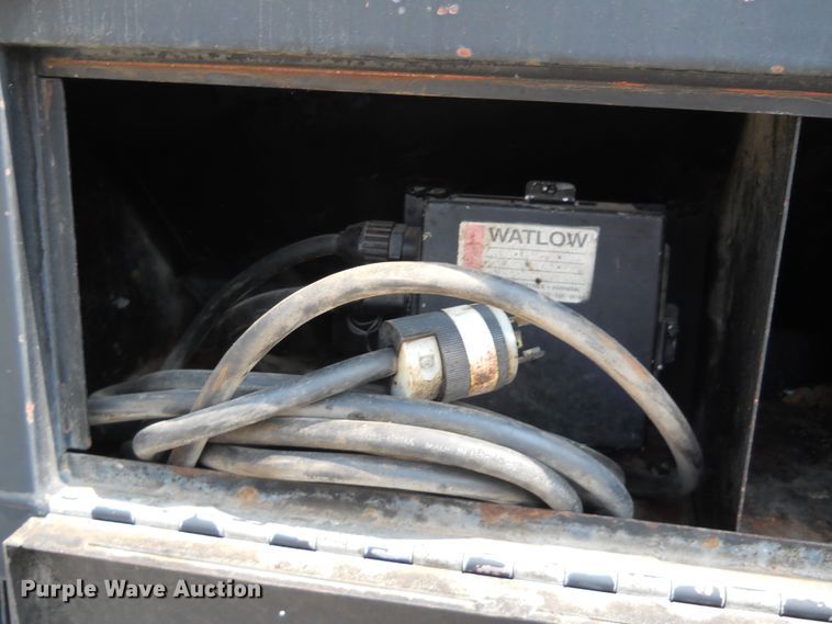 image for item DE4529 1998 Ford F800  oil distributor truck