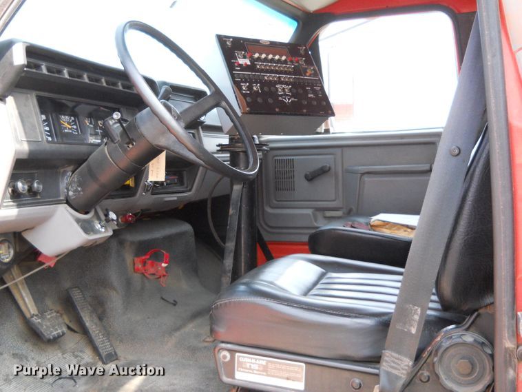 image for item DE4529 1998 Ford F800  oil distributor truck