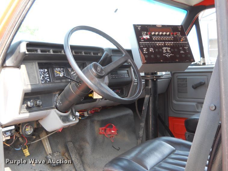 image for item DE4529 1998 Ford F800  oil distributor truck