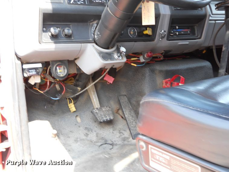 image for item DE4529 1998 Ford F800  oil distributor truck