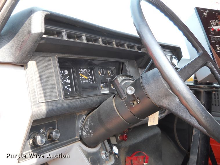 image for item DE4529 1998 Ford F800  oil distributor truck