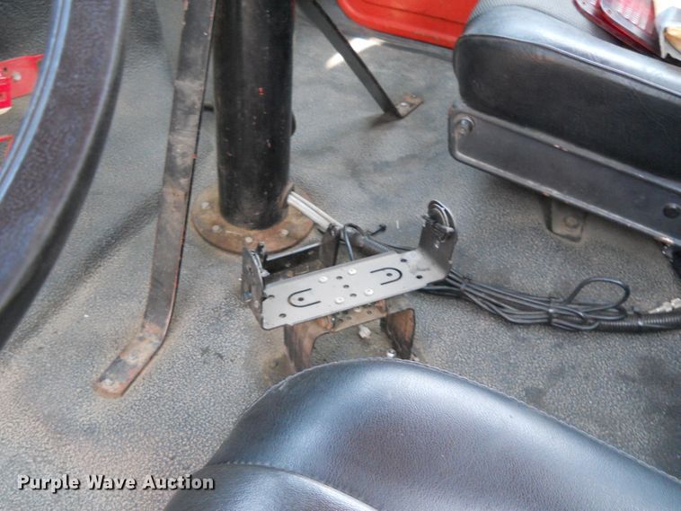 image for item DE4529 1998 Ford F800  oil distributor truck