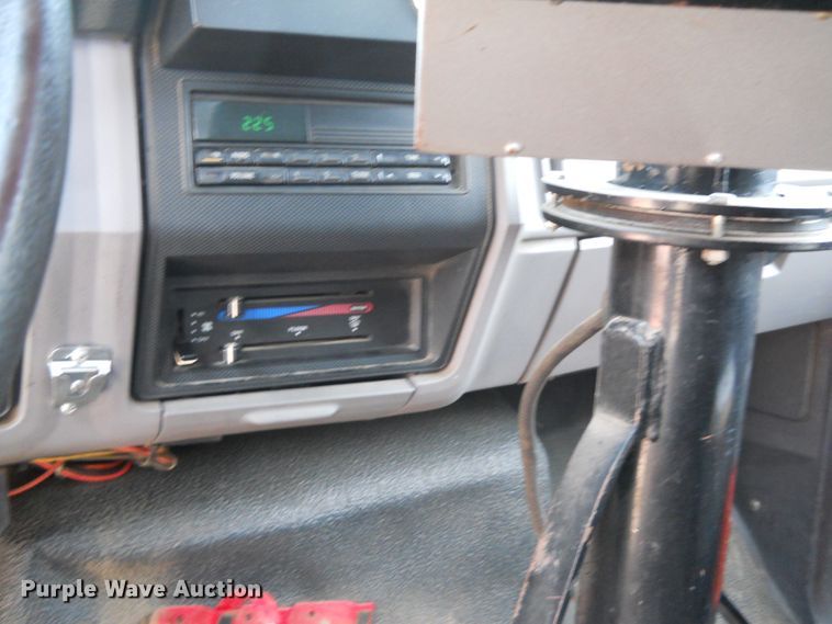 image for item DE4529 1998 Ford F800  oil distributor truck