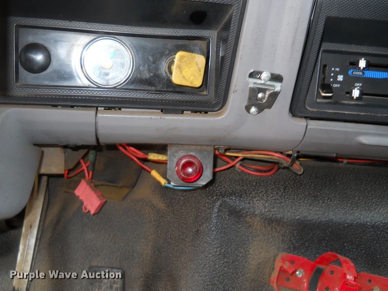 image for item DE4529 1998 Ford F800  oil distributor truck