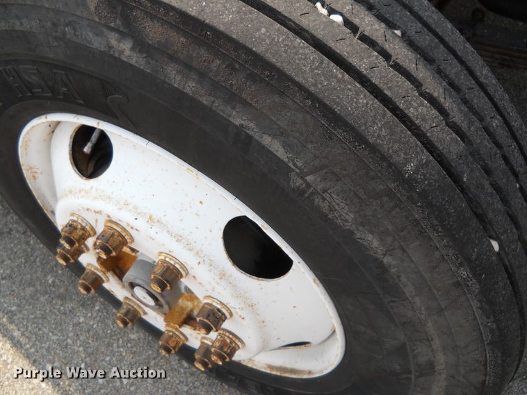 image for item DE4529 1998 Ford F800  oil distributor truck