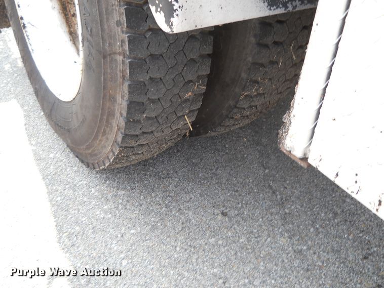 image for item DE4529 1998 Ford F800  oil distributor truck