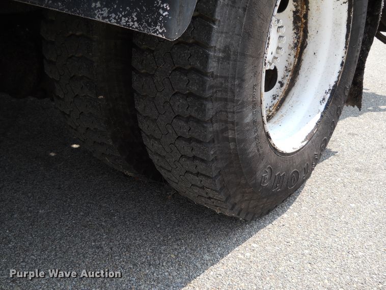 image for item DE4529 1998 Ford F800  oil distributor truck