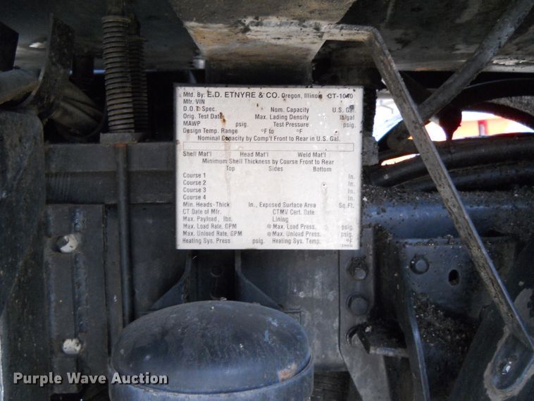 image for item DE4529 1998 Ford F800  oil distributor truck