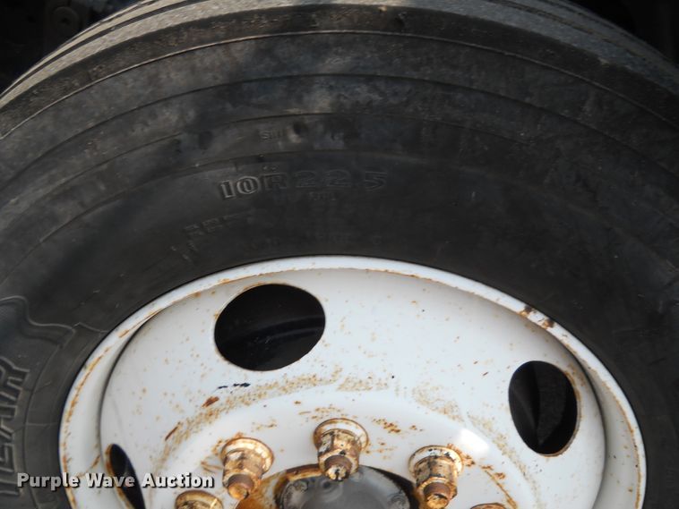 image for item DE4529 1998 Ford F800  oil distributor truck