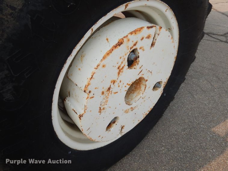 image for item DJ6790 2000 New Holland TS100  tractor