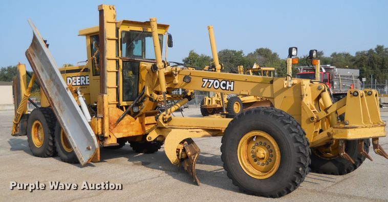 image for item EY9572 2001 John Deere 770CH  motor grader