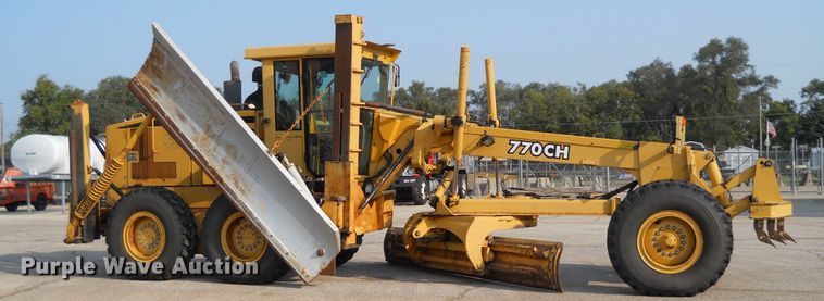 image for item EY9572 2001 John Deere 770CH  motor grader