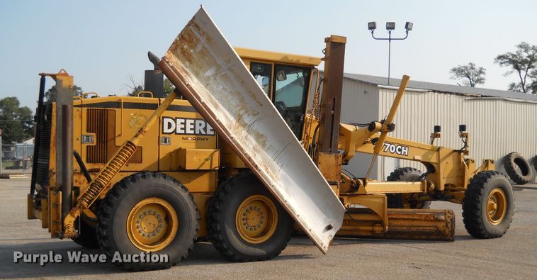 image for item EY9572 2001 John Deere 770CH  motor grader