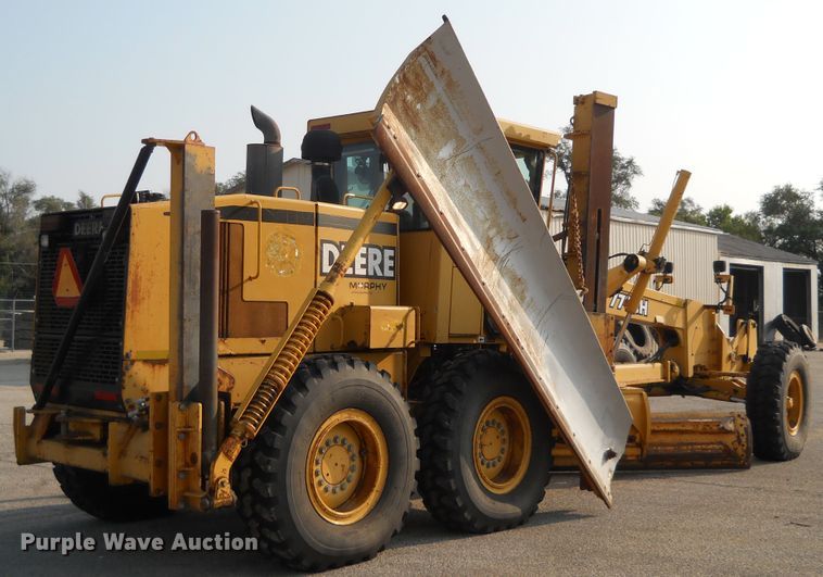 image for item EY9572 2001 John Deere 770CH  motor grader