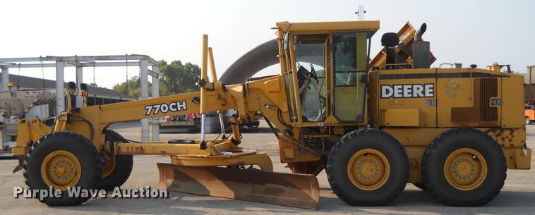 image for item EY9572 2001 John Deere 770CH  motor grader