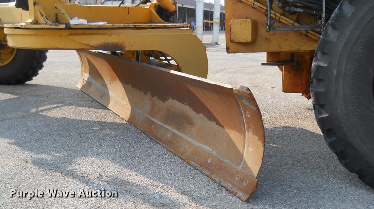 image for item EY9572 2001 John Deere 770CH  motor grader